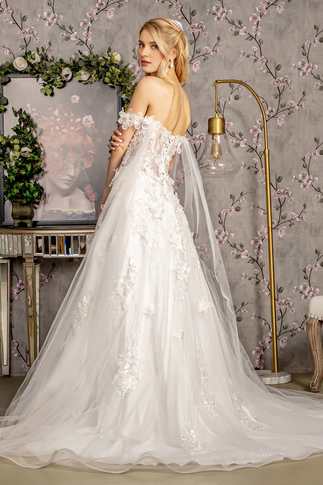 Abito da sposa con maniche a mantello e spalle scoperte, con decalcomania floreale 3D